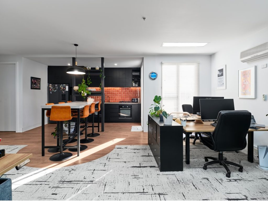 espacio de trabajo con informática para arquitectos