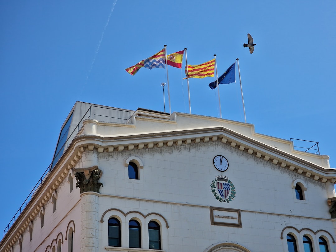 Imagen representativa de empresa informática Badalona con vista urbana y tecnológica