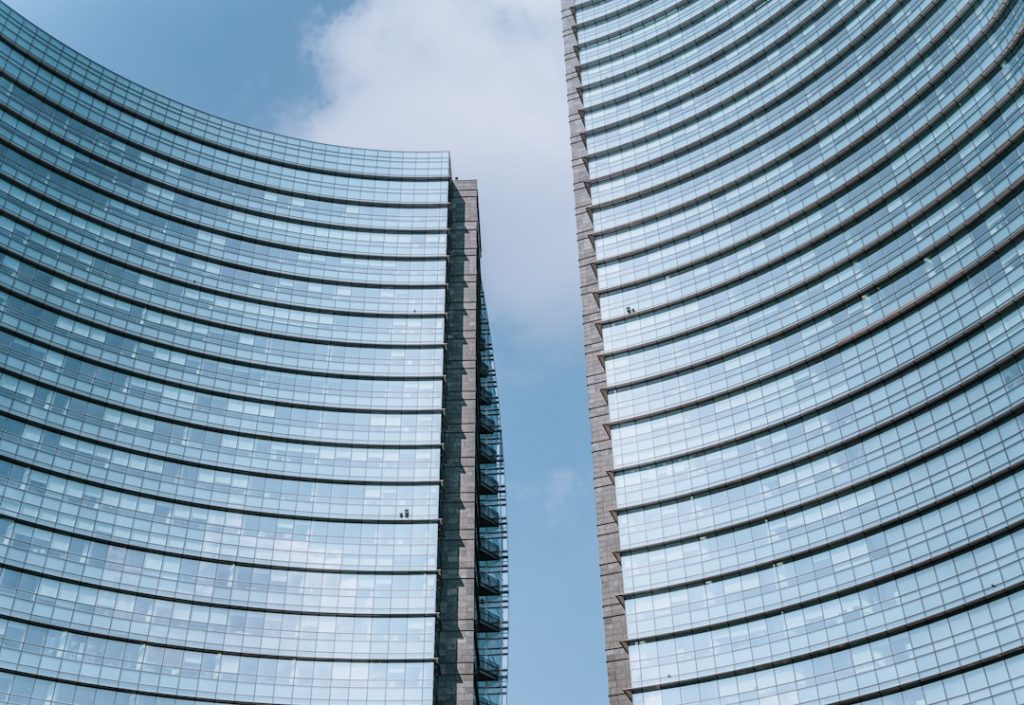 mantenimiento informático Cornellà en edificio de oficinas moderno