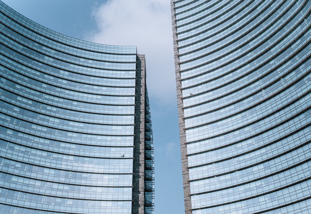 mantenimiento informático Cornellà en edificio de oficinas moderno